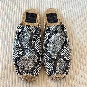 Tory Burch 💚 Snakeskin Espadrille Mules
